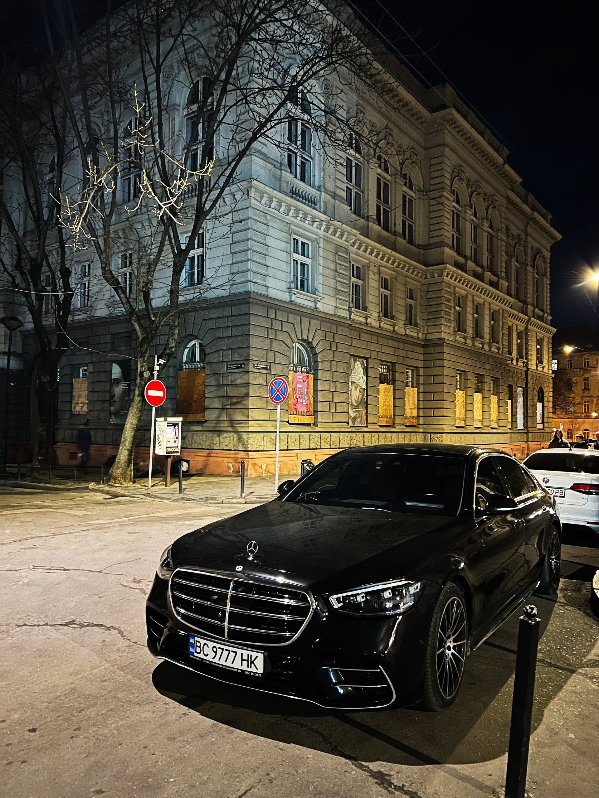 Premium Luxusauto bei Nacht