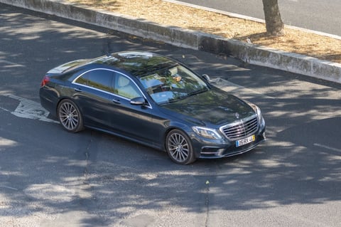Mercedes S-Klasse auf europäischer Straße