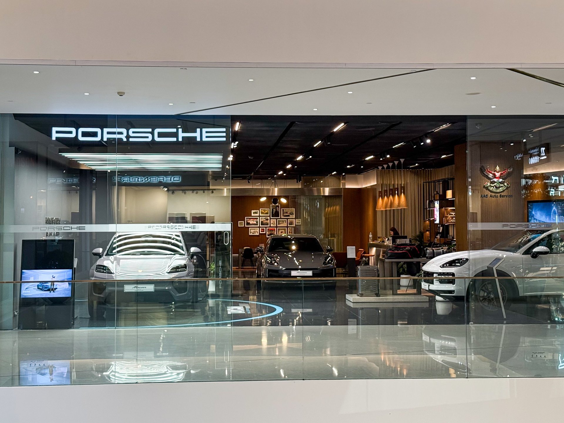 Porsche Showroom mit Luxusautos